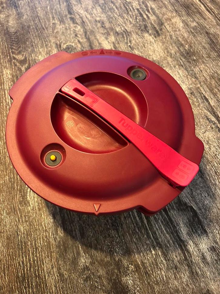 Tupperware Microwave Pressure Cooker. Nieuw!!, Maison & Meubles, Cuisine| Tupperware, Neuf, Récipient ou Bol, Rouge, Enlèvement