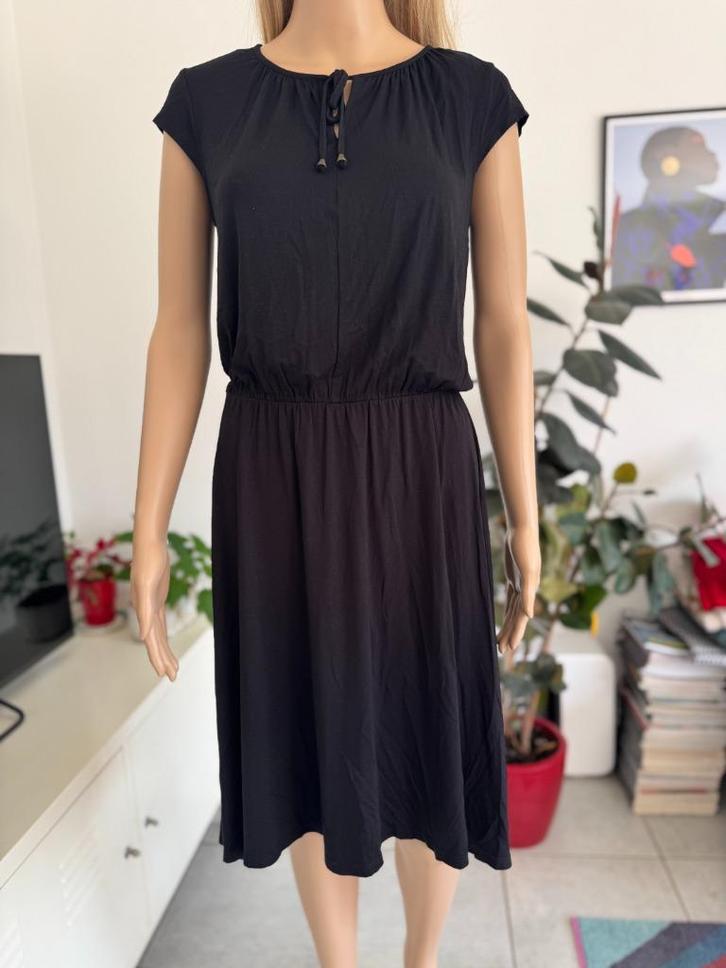 Must-have black dress Esprit (size XS/S/M), Kleding | Dames, Jurken, Zo goed als nieuw, Maat 36 (S), Zwart, Knielengte, Ophalen of Verzenden