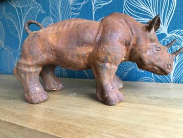 imposante neushoorn in gietijzer beschikbaar voor biedingen