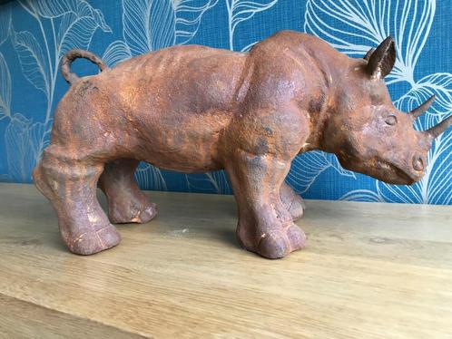 imposante neushoorn in gietijzer, Tuin en Terras, Tuinbeelden, Zo goed als nieuw, Dierenbeeld, Metaal, Ophalen