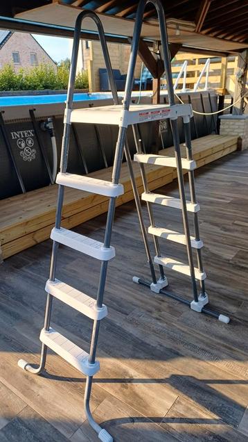Échelle intex pour piscine 132cm, Enlèvement, Comme neuf, Échelle