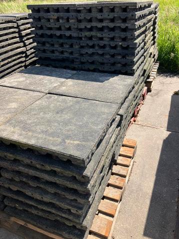 148 zwarte vochtdoorlatende rubberen tegels 50x50x7cm beschikbaar voor biedingen