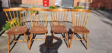 4 houten stoelen  beschikbaar voor biedingen