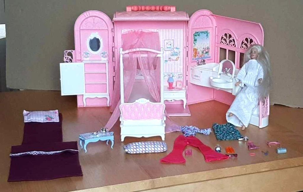 ② maison en valise transportable Mattel + Barbie et accessoire — Jouets