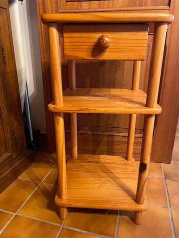 Nachttafeltje- hoog beschikbaar voor biedingen