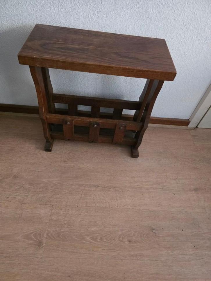 Table d’appoint en bois avec porte-revues, Maison & Meubles, Accessoires pour la Maison | Porte-journaux & Porte-revues, Utilisé