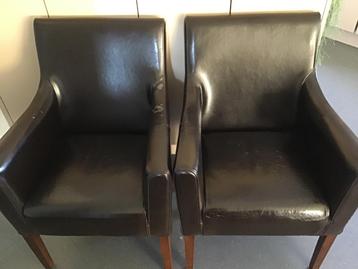 2 chaises brunes avec dossiers à seulement 5 euros par siège