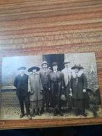 oude foto gezelschap in kostuum jaren '30, Foto, Klederdracht, Ophalen of Verzenden, Zo goed als nieuw
