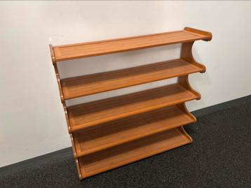 Retro schoenenrek beschikbaar voor biedingen