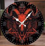 Ronde wandklok van hout Duivelse Schedel (25cm), Huis en Inrichting, Ophalen of Verzenden, Nieuw, Wandklok