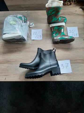 Nieuwe regenlaarzen voor kinderen en volwassenen beschikbaar voor biedingen