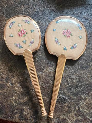 Vintage haarborstel en handspiegel met bloemenmotief – 2 beschikbaar voor biedingen