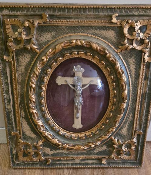 Kruisbeeld+frame met kruisbeeld+gebogen, Antiek en Kunst, Antiek | Religieuze voorwerpen, Ophalen