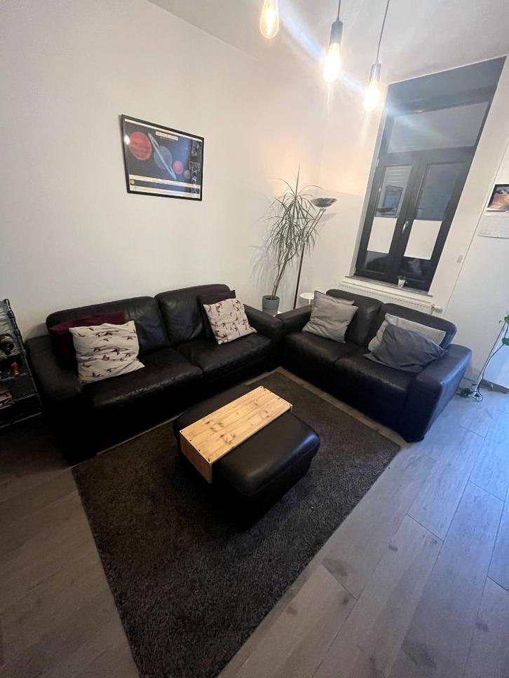 SALON te koop - bruin leer, twee zetels + poef, Huis en Inrichting, Zetels | Zetels, Gebruikt, Rechte bank, Driepersoons, Leer