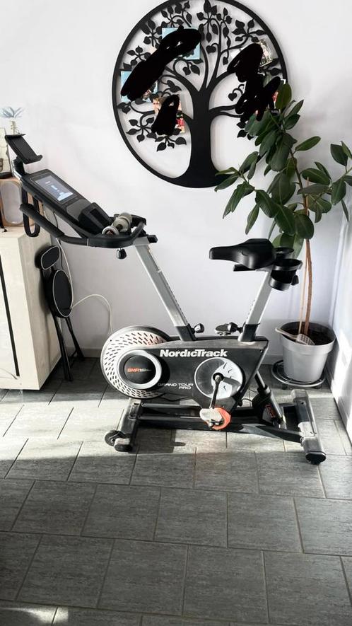 Fietsen op een hometrainer, Sport en Fitness, Fitnessapparatuur, Zo goed als nieuw, Hometrainer, Ophalen