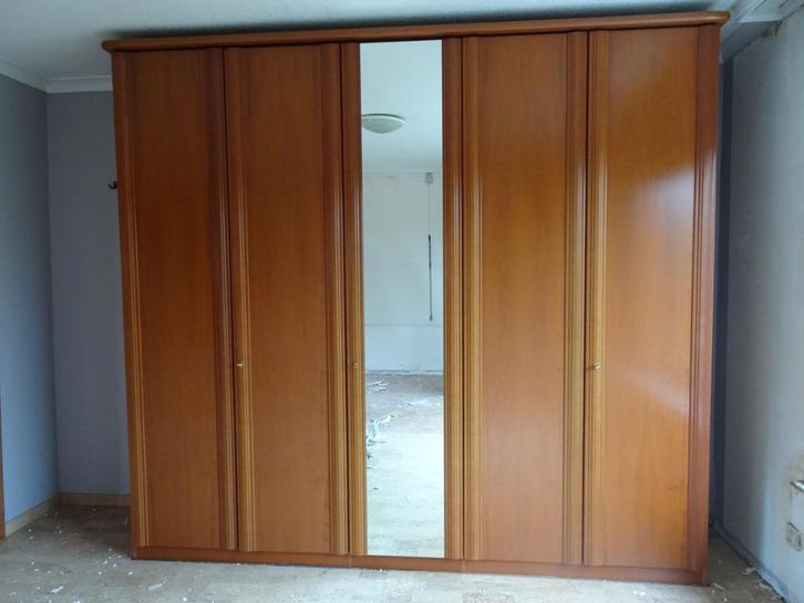 Grote kledingkast met spiegel, Huis en Inrichting, Kasten | Kleerkasten, Zo goed als nieuw, 200 cm of meer, 200 cm of meer, 50 tot 75 cm