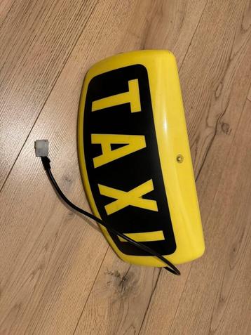 Taxi daklicht beschikbaar voor biedingen