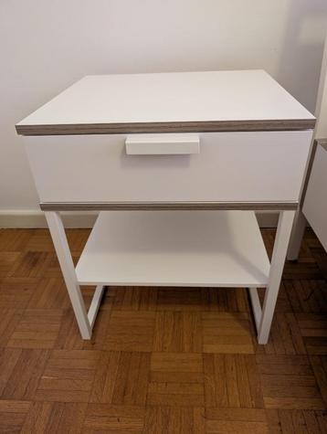 Vends table de chevet blanche Ikea, Comme neuf, Enlèvement, Bois, 45 à 65 cm