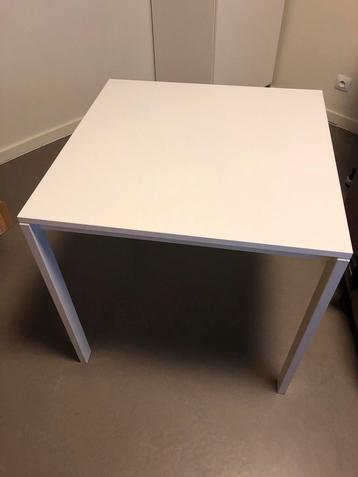 Witte, moderne bijzettafel.  beschikbaar voor biedingen