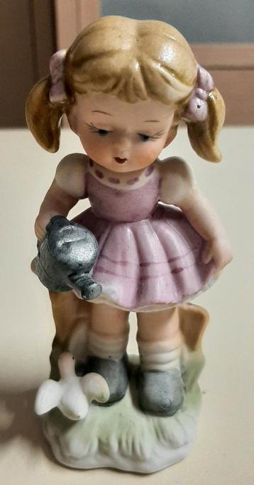 Porseleinen beeldje meisje met gieter 12 cm beschikbaar voor biedingen
