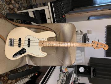 Fender Jazz Bass White (Made in Mexico) + Petit ampli Hartke beschikbaar voor biedingen