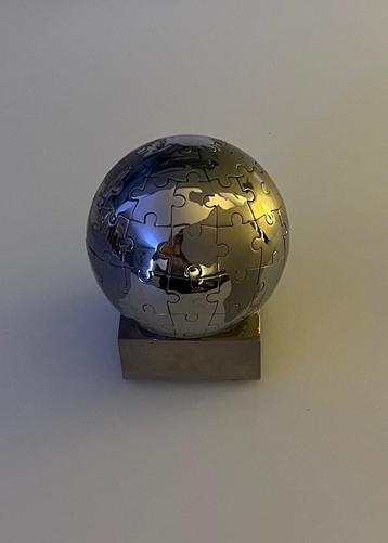 Kleine wereldbol puzzle beschikbaar voor biedingen