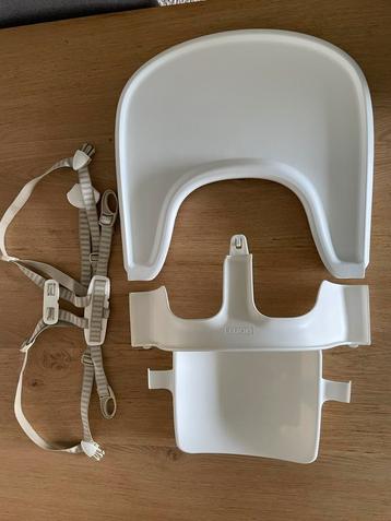 Stokke Tripp Trapp babyset + baby tray wit + harnas, Kinderen en Baby's, Ophalen of Verzenden, Zo goed als nieuw