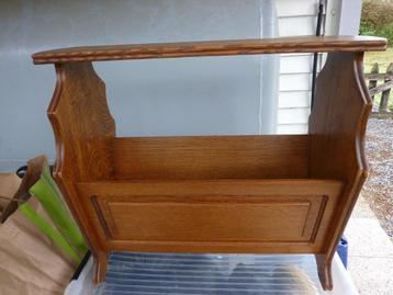 Mooie houten krantenbak beschikbaar voor biedingen