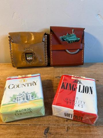 Ensemble d'étuis à cigarettes en cuir avec gravure beschikbaar voor biedingen