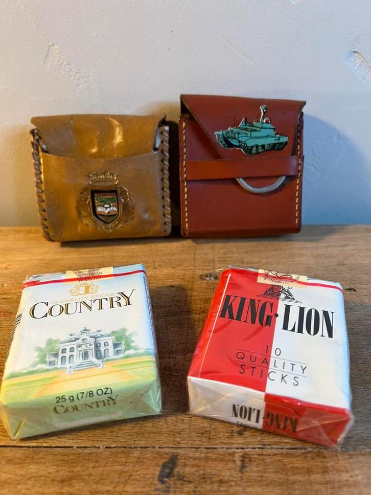Ensemble d'étuis à cigarettes en cuir avec gravure, Verzamelen, Rookartikelen, Aanstekers en Luciferdoosjes, Gebruikt, Tabaksdoos of Verpakking