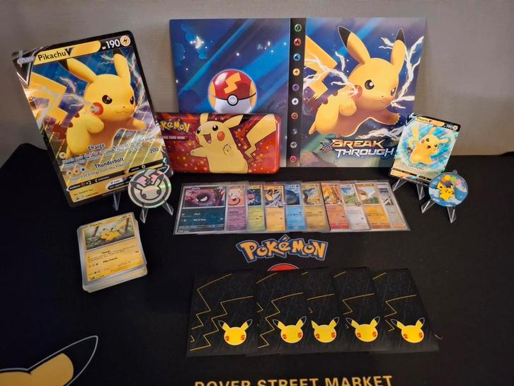Pikachu verzamelset met map en vele extra's, Hobby en Vrije tijd, Verzamelkaartspellen | Pokémon, Zo goed als nieuw, Ophalen of Verzenden