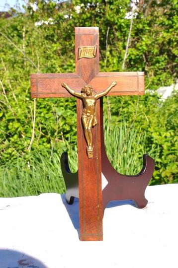 crucifix bois et regule cuivré 