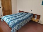 Vintage tweepersoonsbed met resort en matras, Huis en Inrichting, Slaapkamer | Bedden, Ophalen, Gebruikt, Bruin, 140 cm