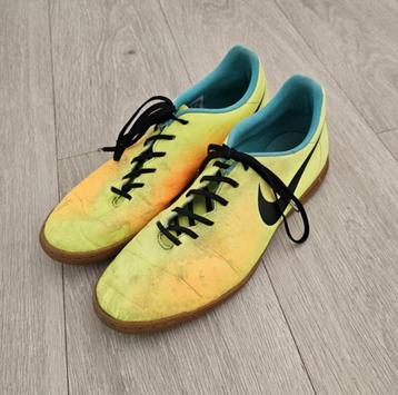 zaalvoetbalschoenen (maat 43) beschikbaar voor biedingen
