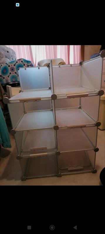 Plastic schoenenrek beschikbaar voor biedingen