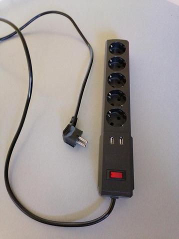 Zwarte stekkerdoos met 2 usb poorten en 5 stopcontacten beschikbaar voor biedingen