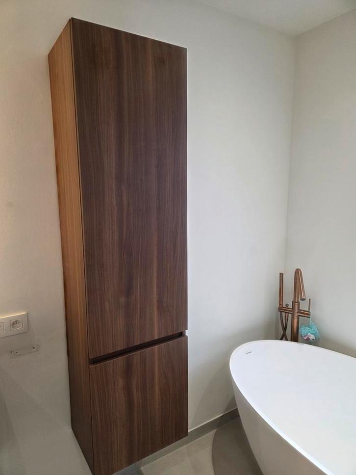 Badkamerkolomkast Balmani Lucida - Amerikaanse notelaar, Huis en Inrichting, Badkamer | Badkamermeubels, Nieuw, (Half)hoge kast