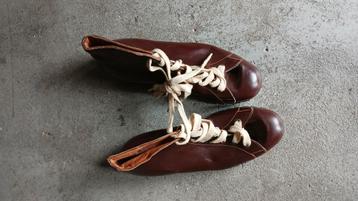 Chaussures d'escalade rétro. beschikbaar voor biedingen