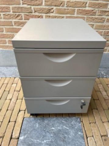 Bureau laden kast op 4 wieltjes beschikbaar voor biedingen