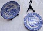 2 Antieke decoratieve kleine borden met blauwe decoratie op, Enlèvement ou Envoi