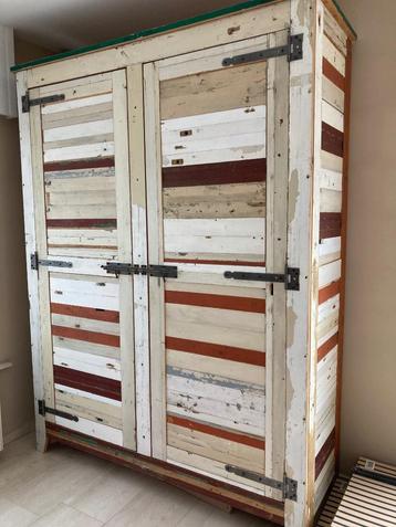 Grote kleerkast massief gerecycleerd hout beschikbaar voor biedingen