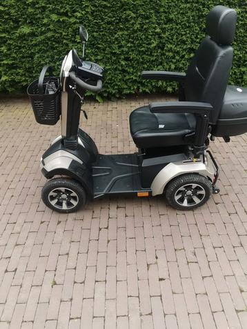 Luxueuze mobiel scooter met achterwiel aandrijven. Draaibaar