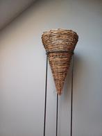 Metalen staander met rieten mand, Ophalen, Zo goed als nieuw