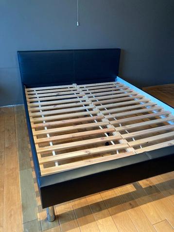 Tweepersoons bed met lattenbodem disponible aux enchères