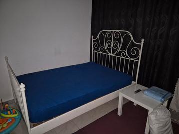 Bed met lattenbodems en matras  beschikbaar voor biedingen
