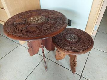 2 Indian carved side tables beschikbaar voor biedingen