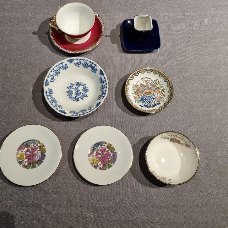 5 schaaltjes + 2 tasjes met ondertasjes, Antiek en Kunst, Antiek | Servies los, Ophalen of Verzenden