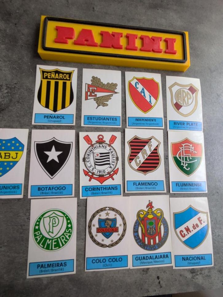 PANINI FOOTBALL 1972/73 Z.AM. TEAMS badges 13X STICKERS 1972, Hobby en Vrije tijd, Stickers en Plaatjes, Zo goed als nieuw, Verzenden