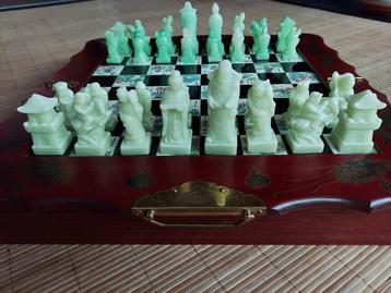 Vintage chinees schaakspel in koffer met draken beschikbaar voor biedingen