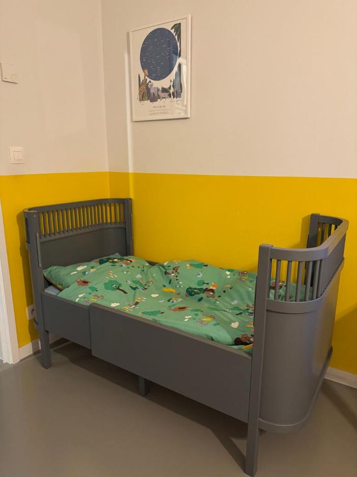 Sebra design meegroeibed baby & junior - grijs, Enfants & Bébés, Chambre d'enfant | Lits, Utilisé, 140 à 160 cm, 70 à 85 cm, Matelas